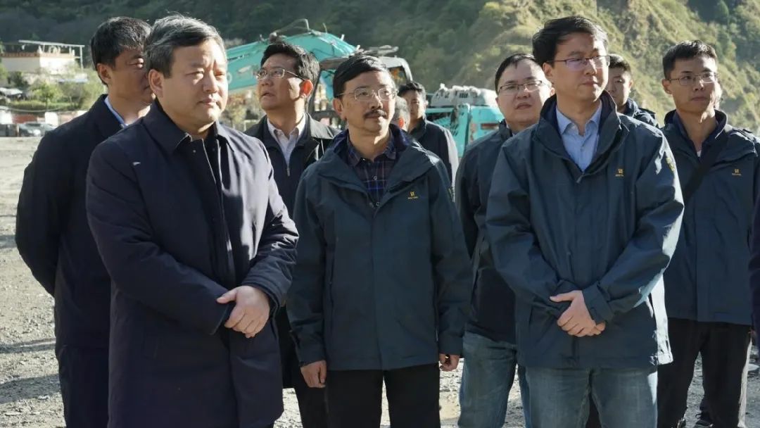 副省長(zhǎng)曹立軍一行到我公司承擔(dān)的丹巴縣阿娘寨滑坡、梅龍溝泥石流應(yīng)急監(jiān)測(cè)項(xiàng)目指導(dǎo)工作