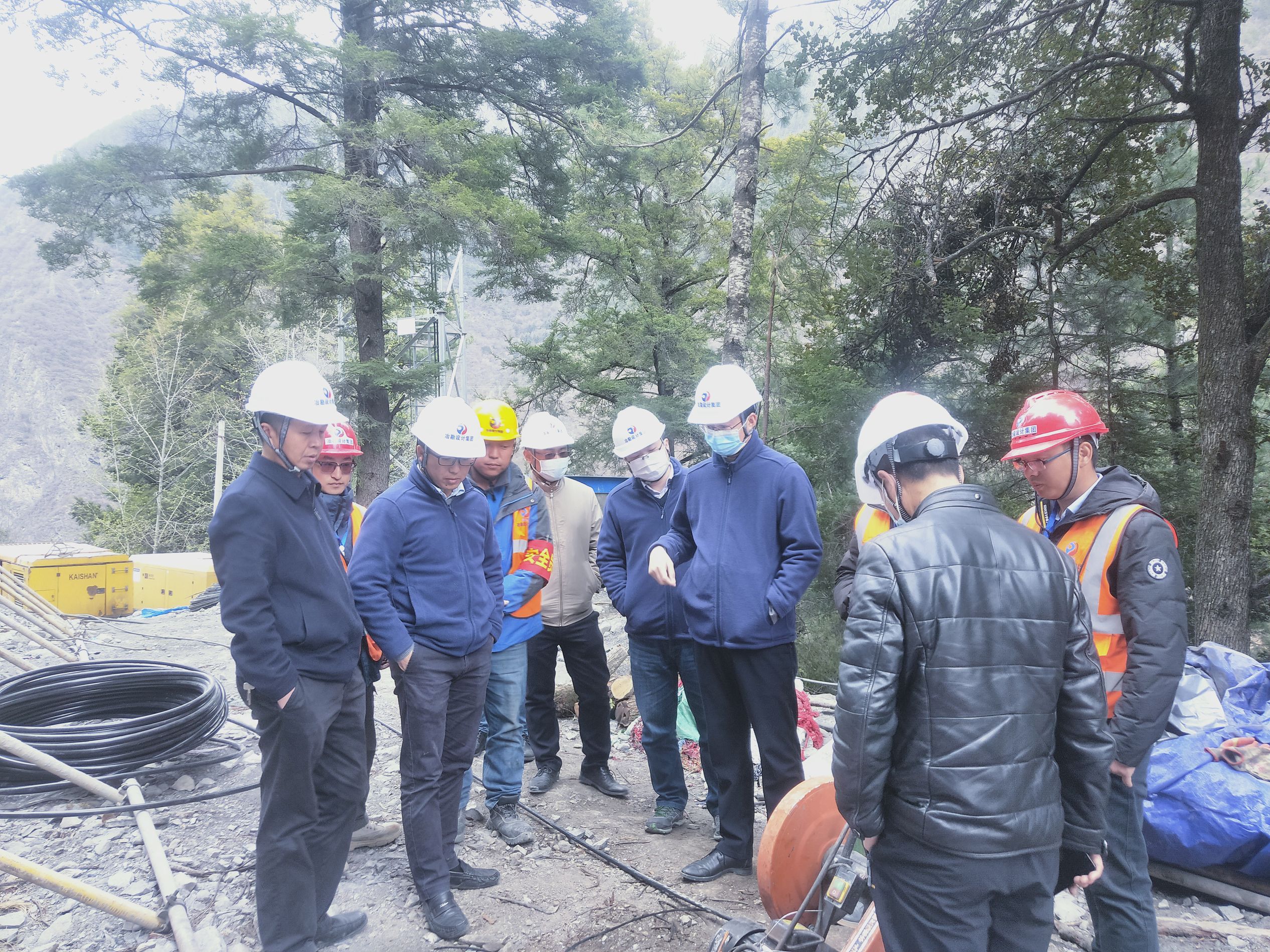 冶勘設(shè)計集團總經(jīng)理何文秀一行到國道317線獅子坪電站改線公路沙壩路段應(yīng)急搶險治理項目檢查和指導(dǎo)